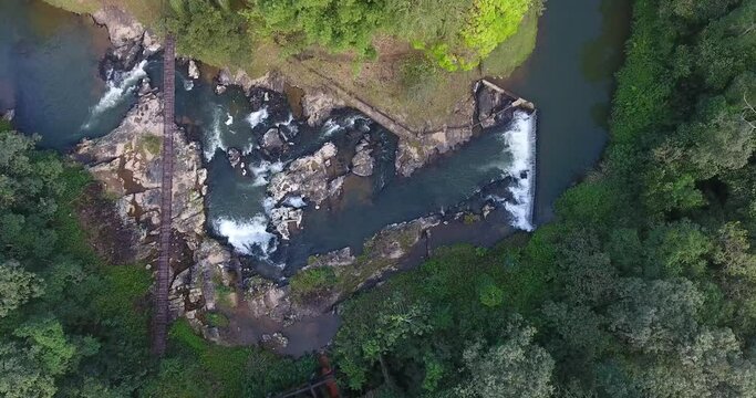 Rio passando pelas pedras