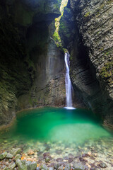 Fototapeta na wymiar Kozjak-Waterfall, water splashing in a emerald green pond, Kobarid, Slovenia
