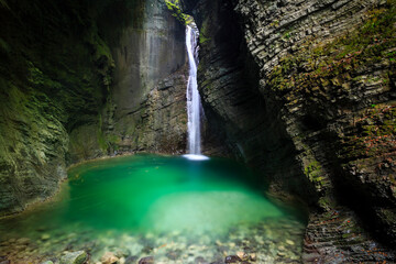 Fototapeta na wymiar Kozjak-Waterfall, water splashing in a emerald green pond, Kobarid, Slovenia
