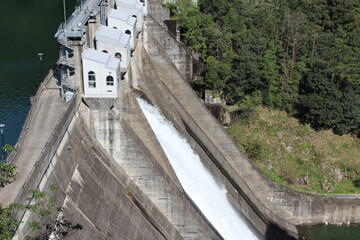 愛媛県にある重力式コンクリートダムの柳瀬ダム