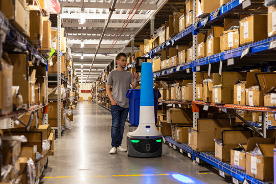 Robot for picking merchandise orders in warehouse 