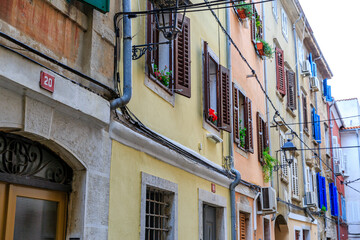 Fototapeta na wymiar shutters of all colors represent the mediterranean flair of Piran, Slovenia