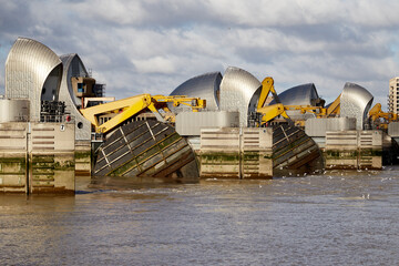 UK Thames high tide flooding protection system of gates