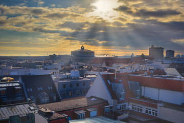 Blick über Leipzig, Sachsen, Innenstadt, Dächer, Sonne Strahlen am Morgen, Wolken, Hiimmel	