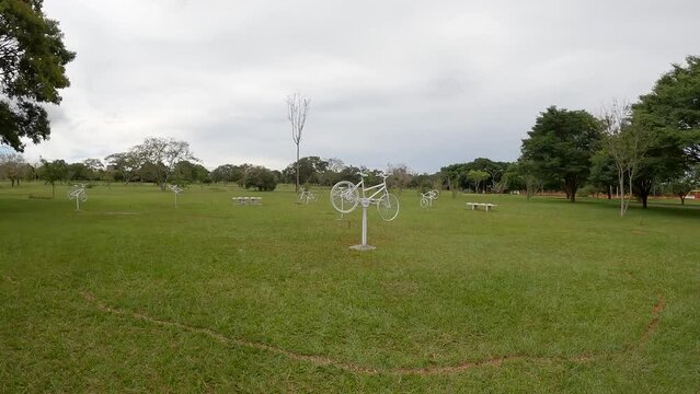  Place in the city park in Brasília in memory of dead cyclists. Panoramic video