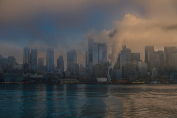 Fototapeta na wymiar 2022-02-11 SEATTLE WATERFRONT FROM ELLIOTT BAY WITH THE DOWNTOWN SKYLINE AND THE GREAT WHEEL WITH A MORNING FOG BLANKETING THE CITY