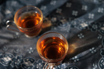 優しい日差しとガラスに入ったお茶