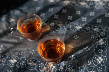 優しい日差しとガラスに入ったお茶