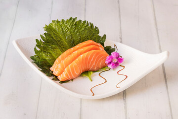 Salmon sashimi is ideal for preparing, among other things, a good Japanese dish. Serve it accompanied by some soy sauce or wasabi or with a few small slices of ginger