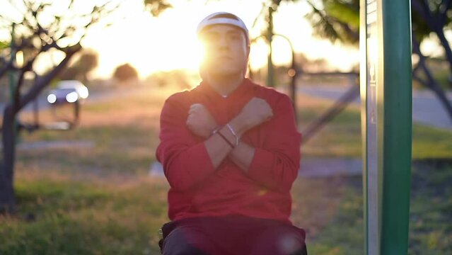 Hombre joven haciendo abdominales al aire libre al atardecer