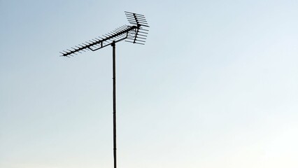 夕方の雲一つない空とアンテナ