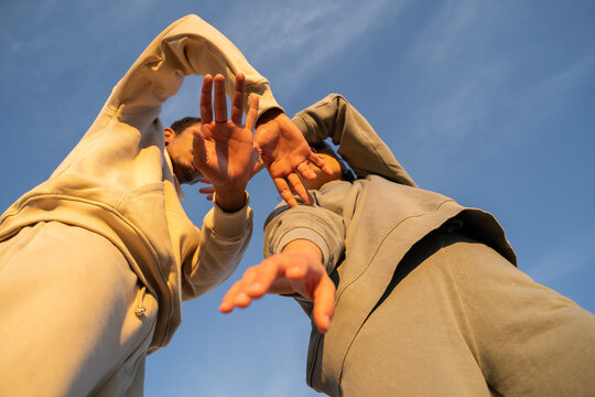 Minimal conceptual dancing friends