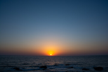 静かな海に沈む夕陽
