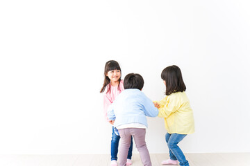 Naklejka premium 壁に並ぶ3人の幼稚園児