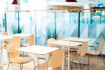 アクリル板が設置された飲食店