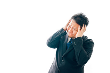 ひどく悲しむスーツを着た中年男性