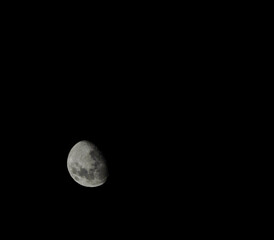 Tomas a una cuasi redonda luna creciente