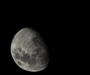 Tomas a una cuasi redonda luna creciente 