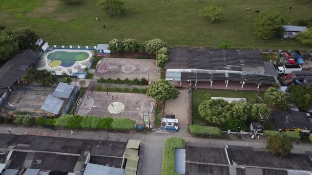 Cancha y piscina desde el aire