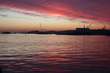 Obraz premium sunset reflection on the water