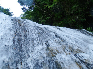 粟又の滝を流れ落ちる急流と水しぶき