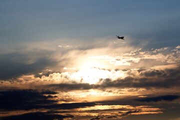 Obraz na płótnie Canvas A plane in the sky at sunrise