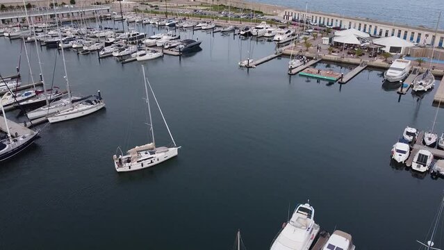 Velero navegando dentro del Club Nautico de Valencia,Espa&ntilde;a