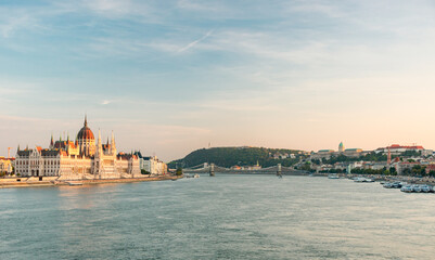 Fototapeta na wymiar View of Budapest and the Danube on an autumn afternoon.