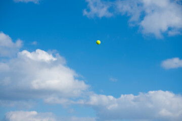 青空とテニスボール