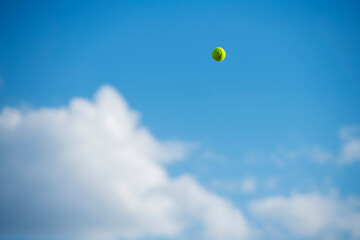 空に浮かぶテニスボール