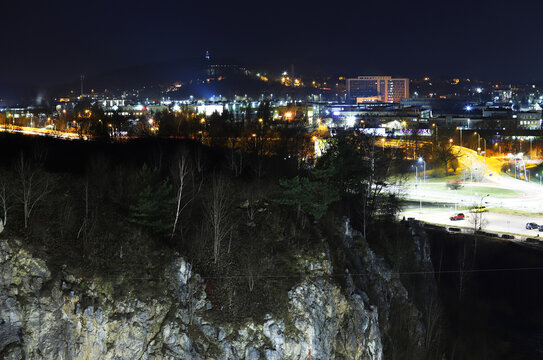 Kielce Kadzielnia  widok na klasztor na Karczówce i miasto nocą