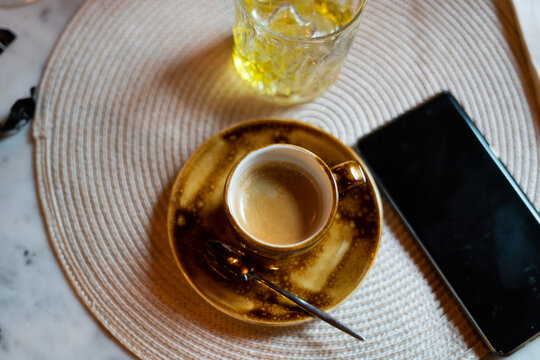 saboreando un buen caf&eacute; y chupito de hierbas