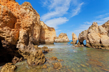 Fototapeta na wymiar Felsen und Meeresgrotten in der Algarve