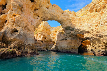 Felsen und Meeresgrotten in der Algarve
