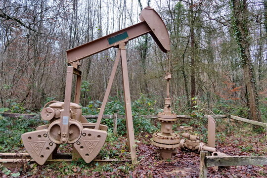 Derrick. Pompage de puits p&eacute;trolier de Chailly, actif de 1960 &agrave; 1986. . For&ecirc;t de Fontainebleau. R&eacute;gion Parisienne. France.  13/12/2021.