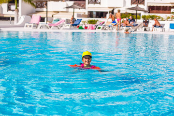 Naklejka premium happy girl in the swimming in swimming suit