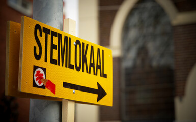 Yellow sign referring to the polling station for municipal elections in the Netherlands