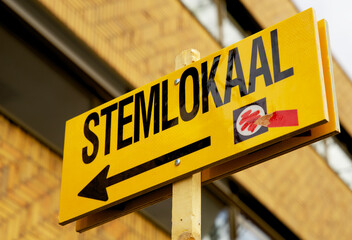 Yellow sign referring to the polling station for municipal elections in the Netherlands