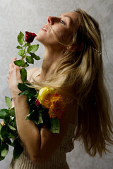 blonde Frau mit roter Rose nach oben schauend