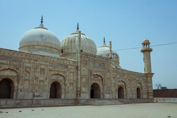 Obraz premium Abbasi Jamia Masjid Qila Mosque built by Nawab Bahawal Khan near to Derawar Fort in Yazman Tehsil, within the Cholistan Desert in Bahawalpur, Pakistan
