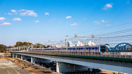 Naklejka premium 川を渡る電車（１）