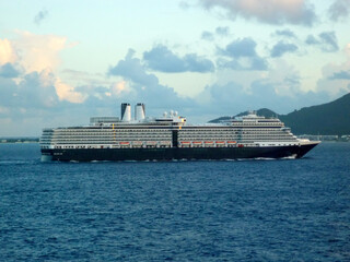 Holland America Kreuzfahrtschiff auf See - HAL cruiseship cruise ship liner at sea