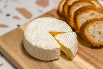 カマンベールチーズとバケット