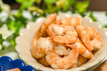 たくさんの蒸しエビ