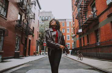 Beautiful girl walking in New york city, concept about new yorkers and lifestyle - obrazy, fototapety, plakaty