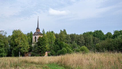 Fototapeta na wymiar abandoned Orthodox church in the forest, landscape
