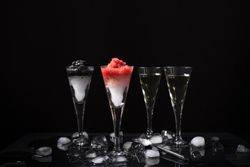 Caviar de esturión negro y caviar de salmón rojo con dos copas de vino blanco servido en copa de...