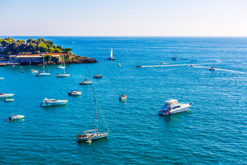 Fototapeta na wymiar Gulf with many yachts and boats near beach o of Italy
