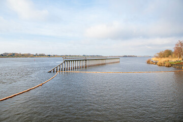 Schwimmende Ölbarrieren auf der Elbe bei Geesthacht