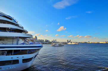大桟橋から見る横浜みなとみらいの風景と青空